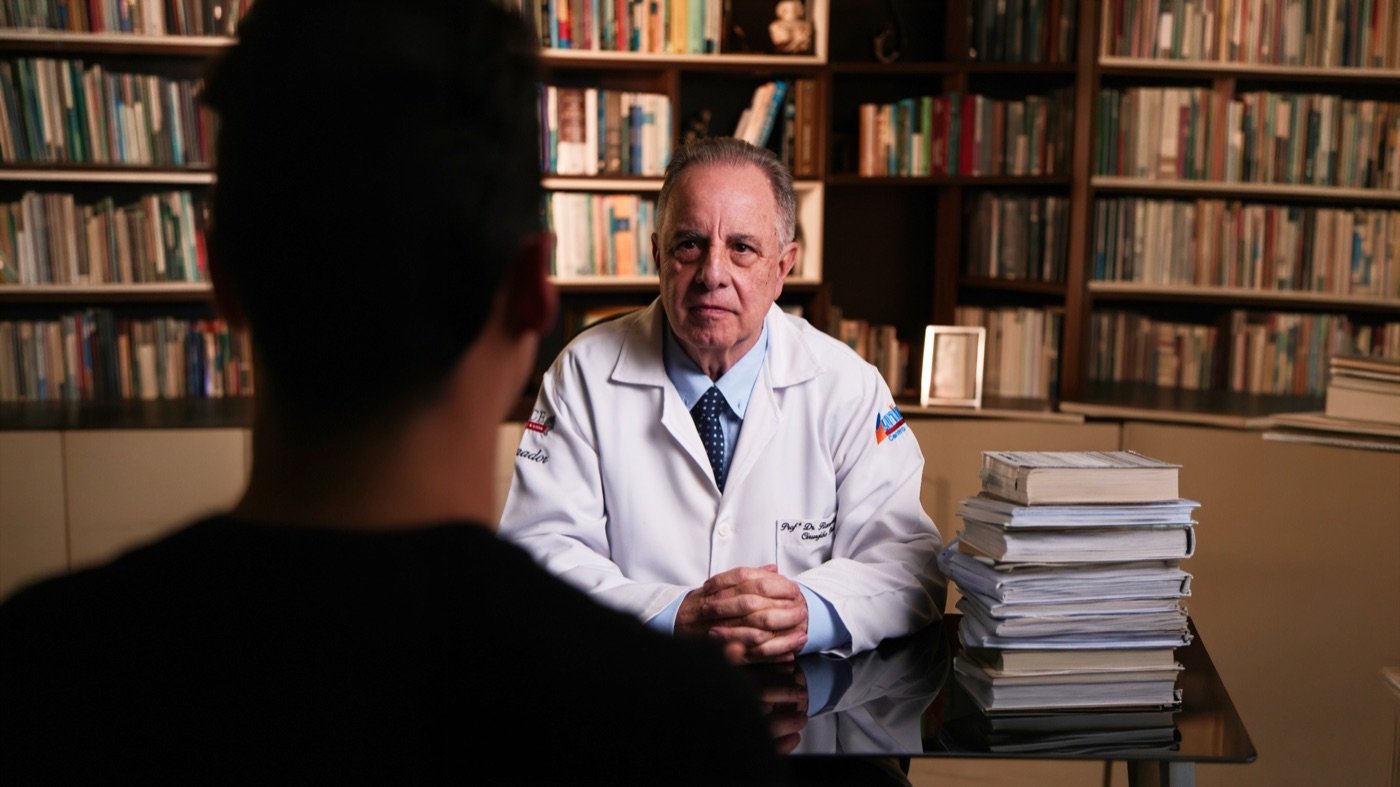 Dr. Romualdo Gama durante uma consulta